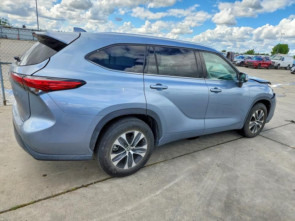 2021 TOYOTA HIGHLANDER XLE 3