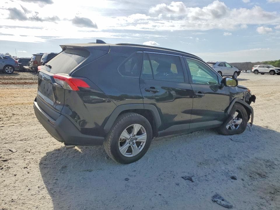 2021 TOYOTA RAV4 XLE 3