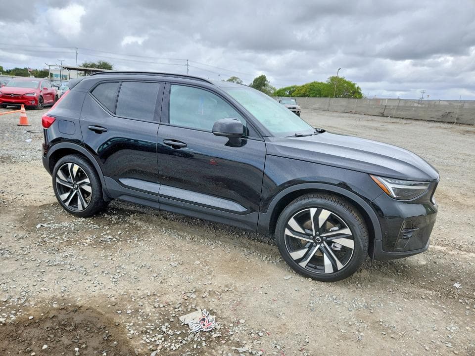 2024 VOLVO XC40 PLUS 4