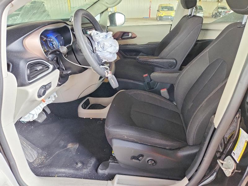 2023 CHRYSLER VOYAGER LX 7