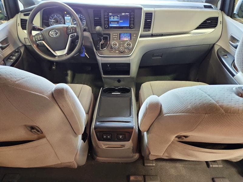 2020 TOYOTA SIENNA LE 8