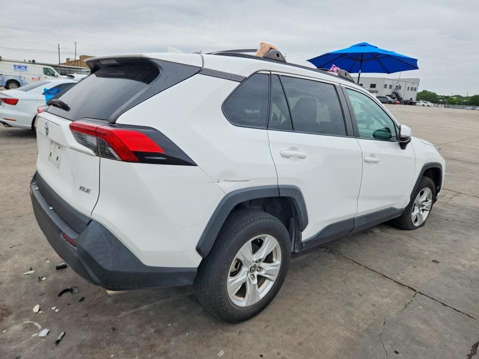 2021 TOYOTA RAV4 XLE 3