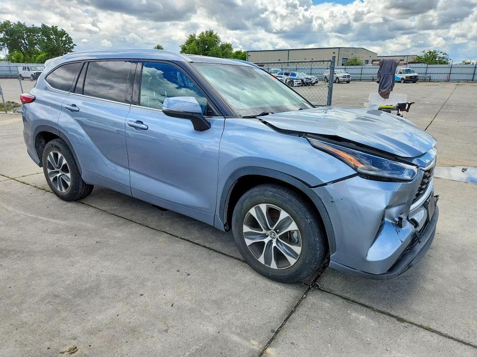 2021 TOYOTA HIGHLANDER XLE 4