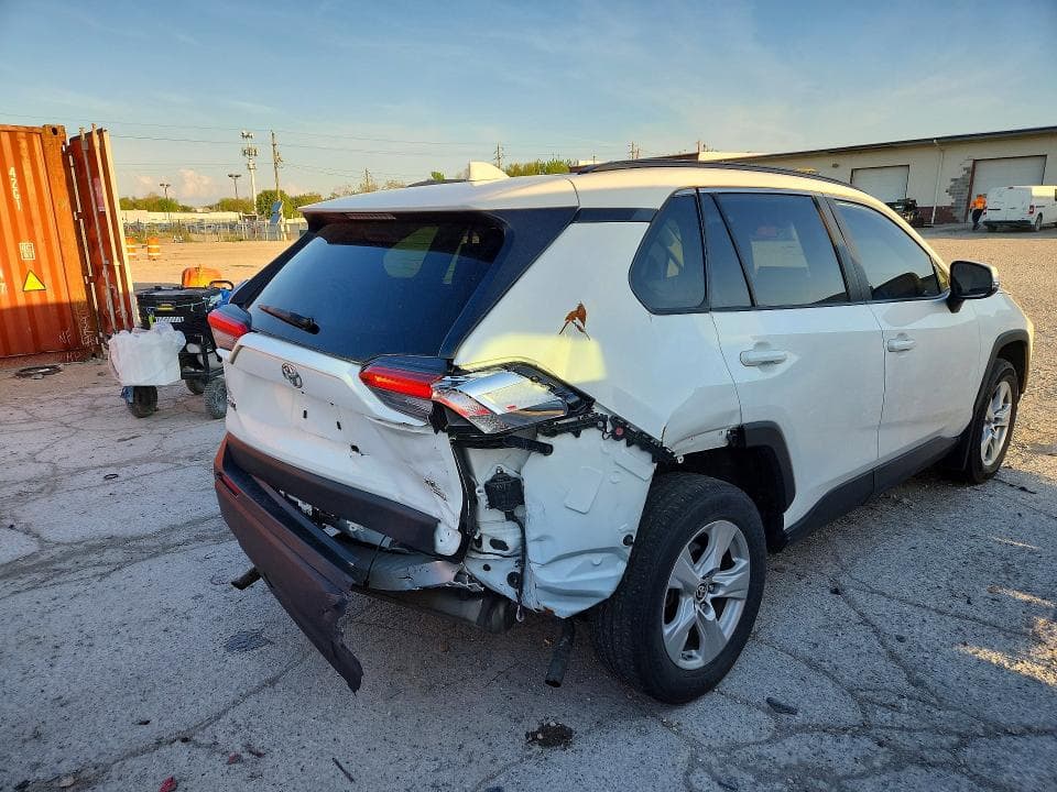 2019 TOYOTA RAV4 XLE 3