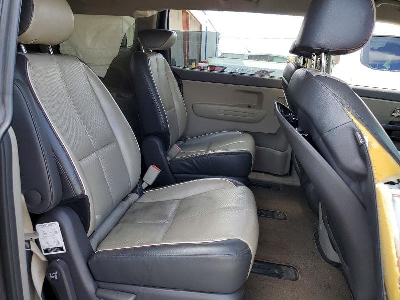 2017 KIA SEDONA LX 11