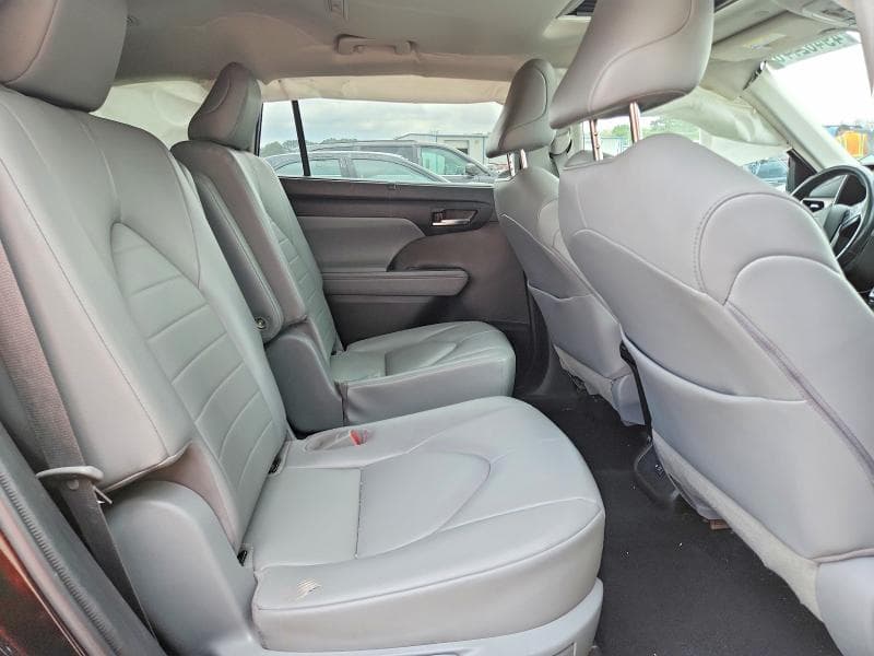 2021 TOYOTA HIGHLANDER XLE 11