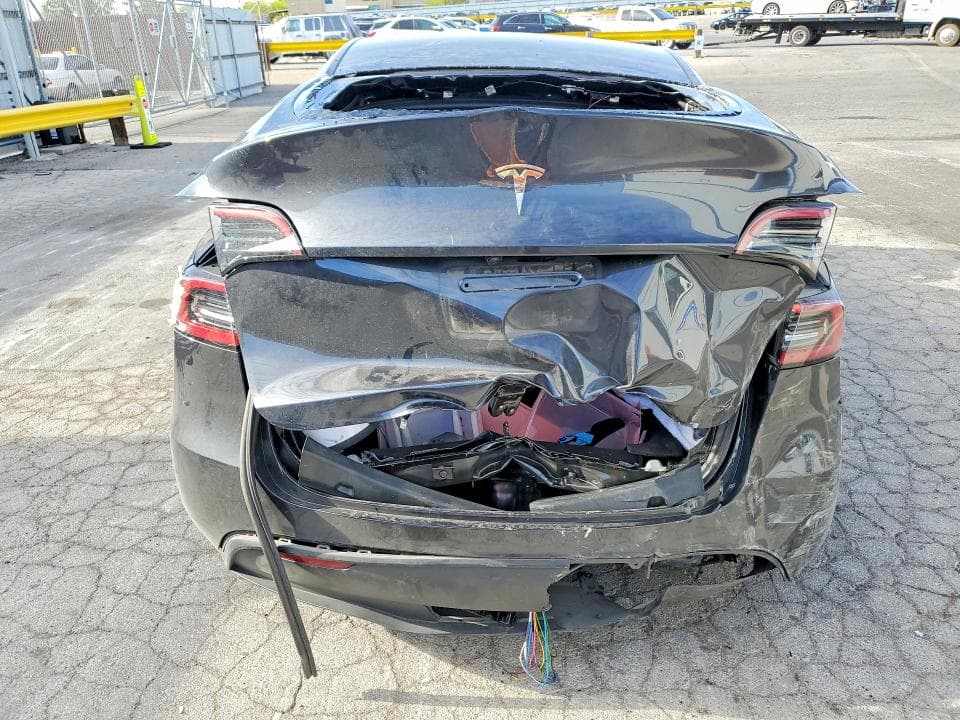 2025 TESLA MODEL Y 6