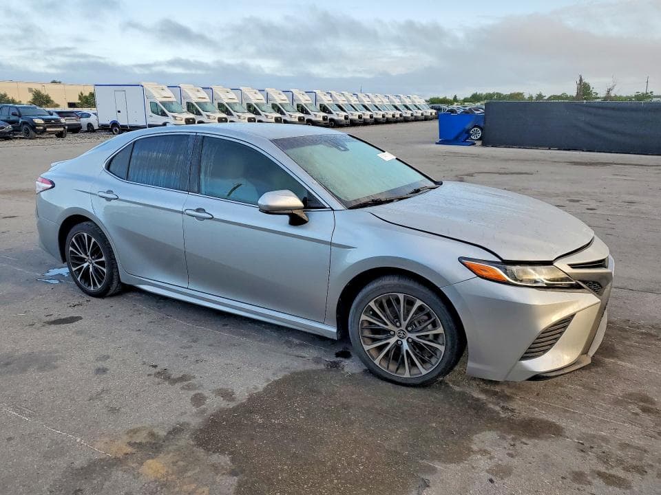2020 TOYOTA CAMRY SE 4