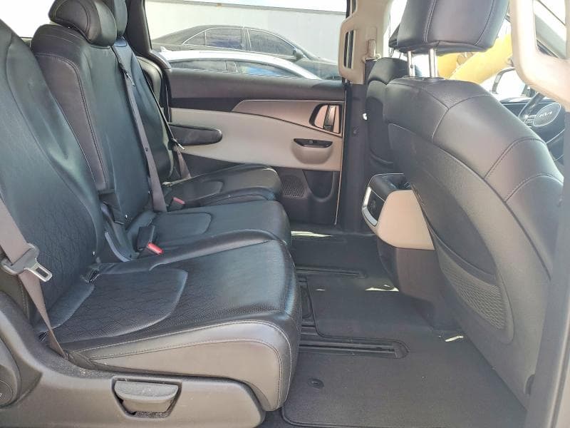 2023 KIA CARNIVAL LX 11