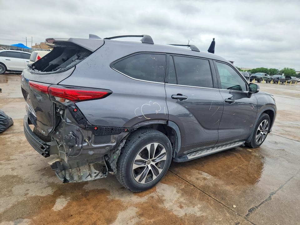 2021 TOYOTA HIGHLANDER XLE 3