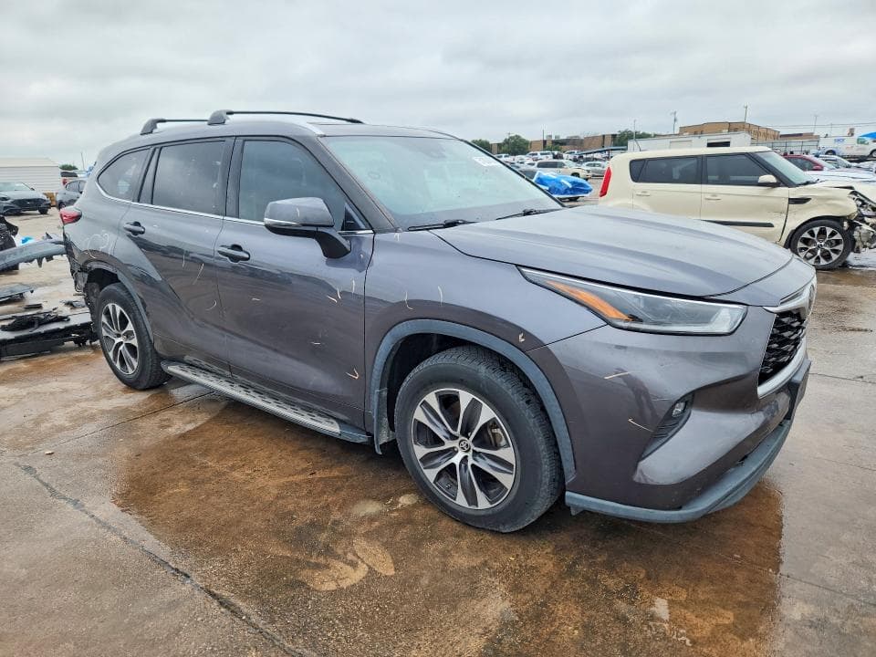 2021 TOYOTA HIGHLANDER XLE 4