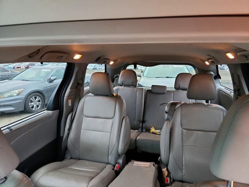 2020 TOYOTA SIENNA XLE 8-PASSENGER 10