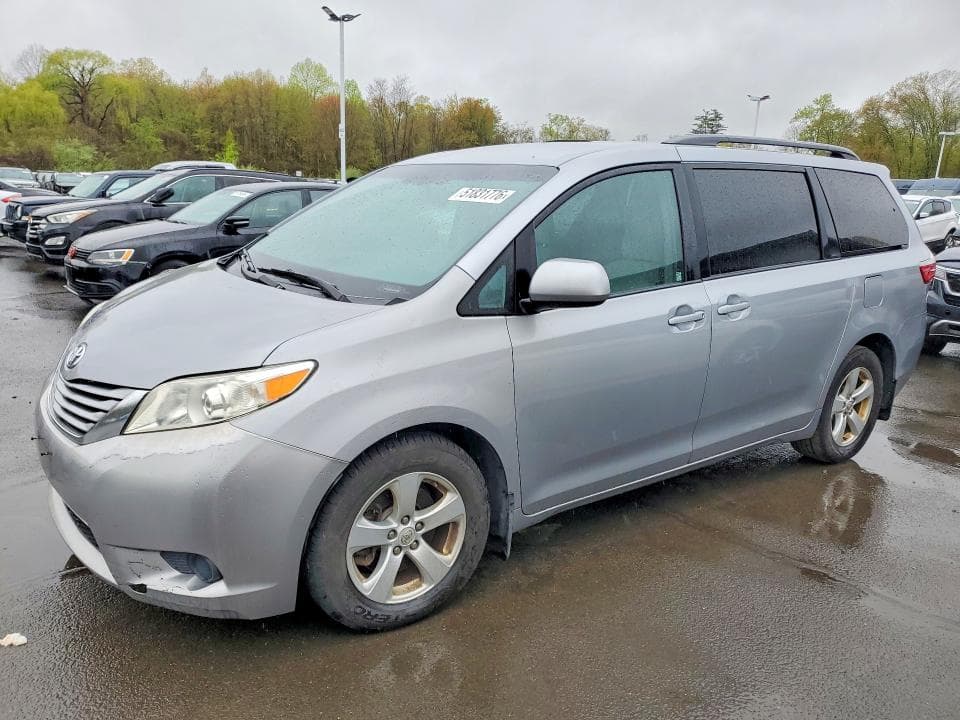 2017 TOYOTA SIENNA LE - 1