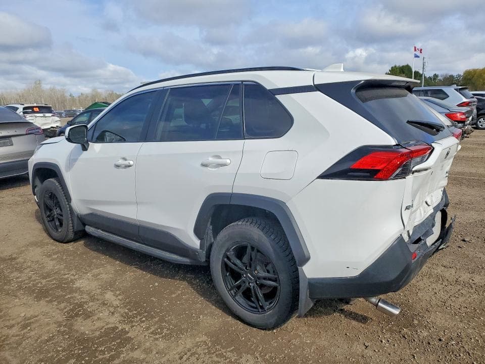 2021 TOYOTA RAV4 XLE 2