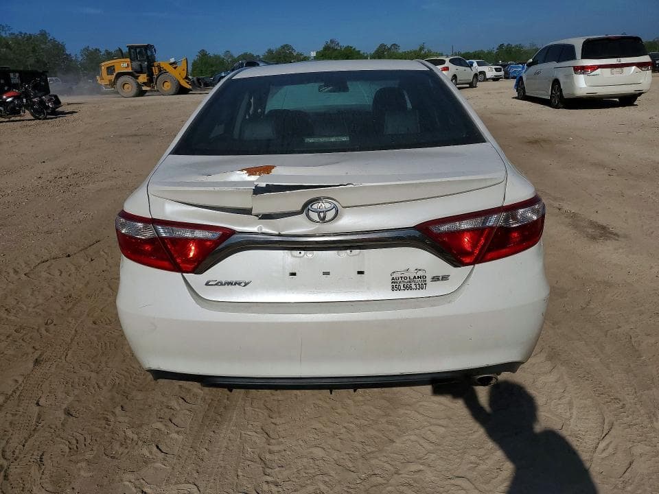 2017 TOYOTA CAMRY SE 6