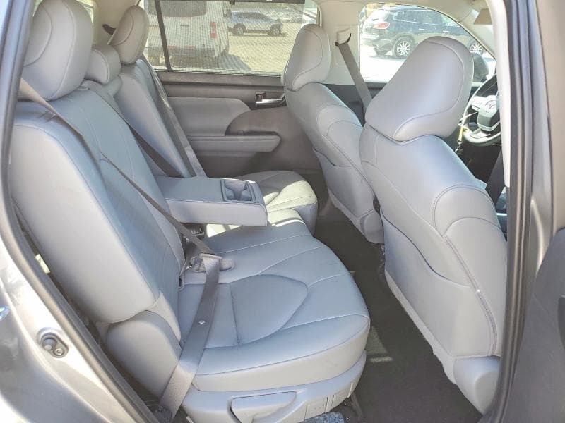 2025 TOYOTA HIGHLANDER XLE 11