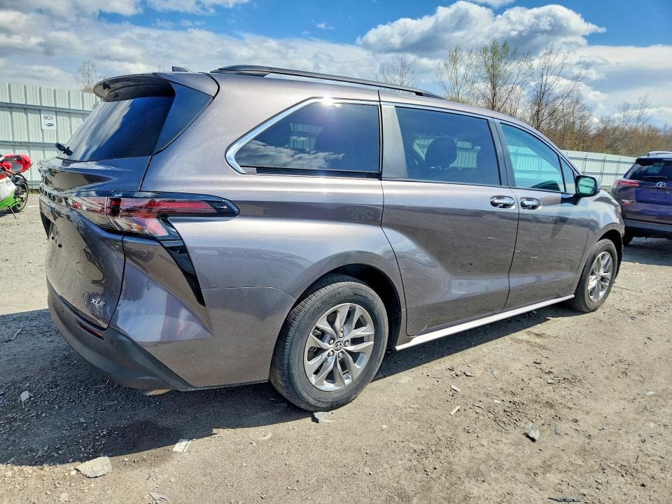 2024 TOYOTA SIENNA XLE 7-PASSENGER 3