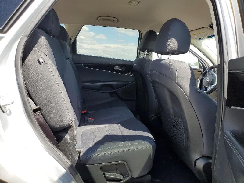 2020 KIA SORENTO S 11
