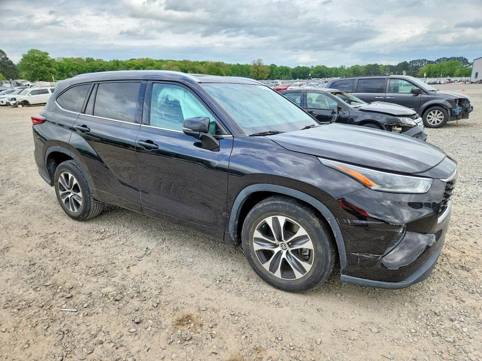 2021 TOYOTA HIGHLANDER XLE 4