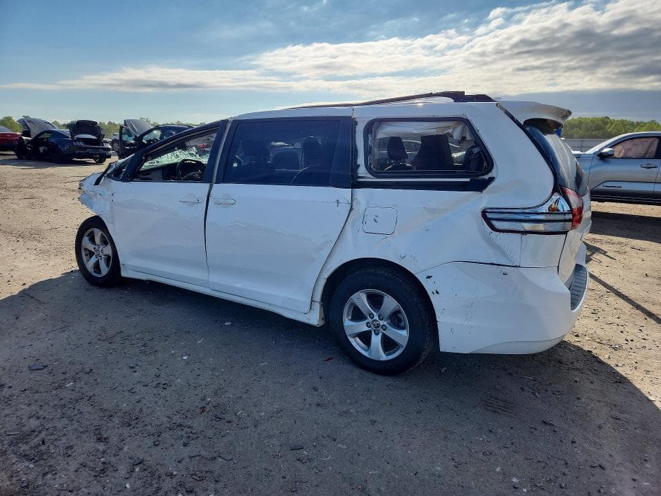 2018 TOYOTA SIENNA LE 2