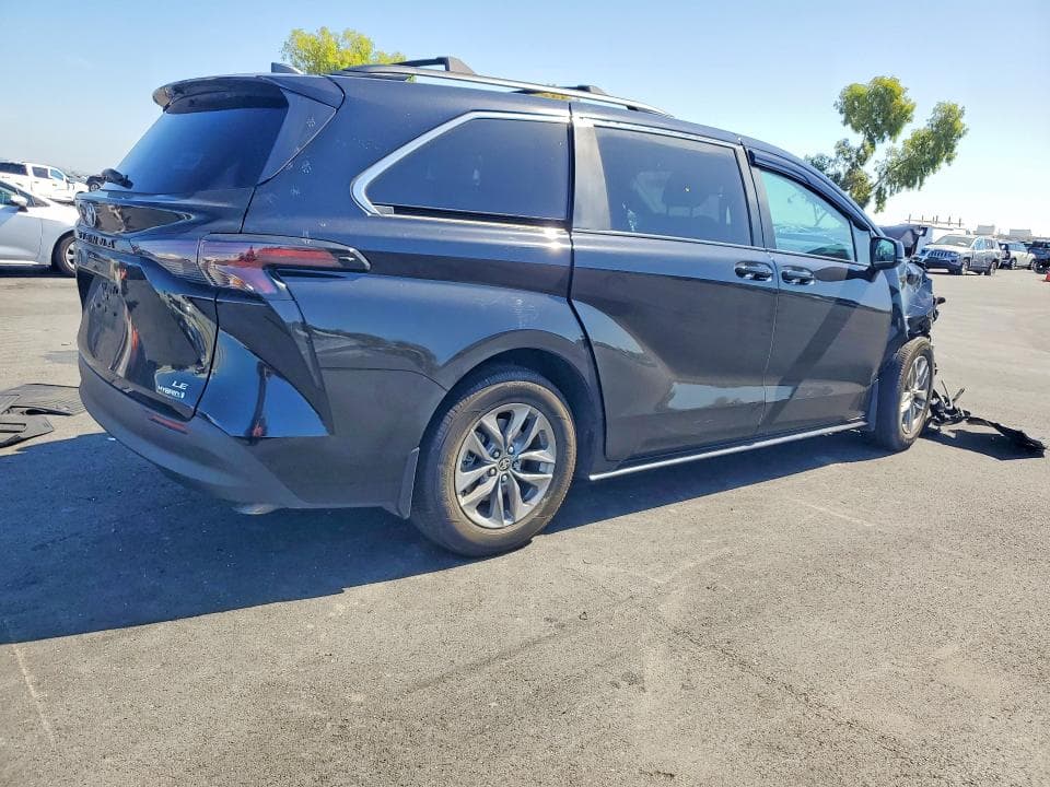 2024 TOYOTA SIENNA LE 3