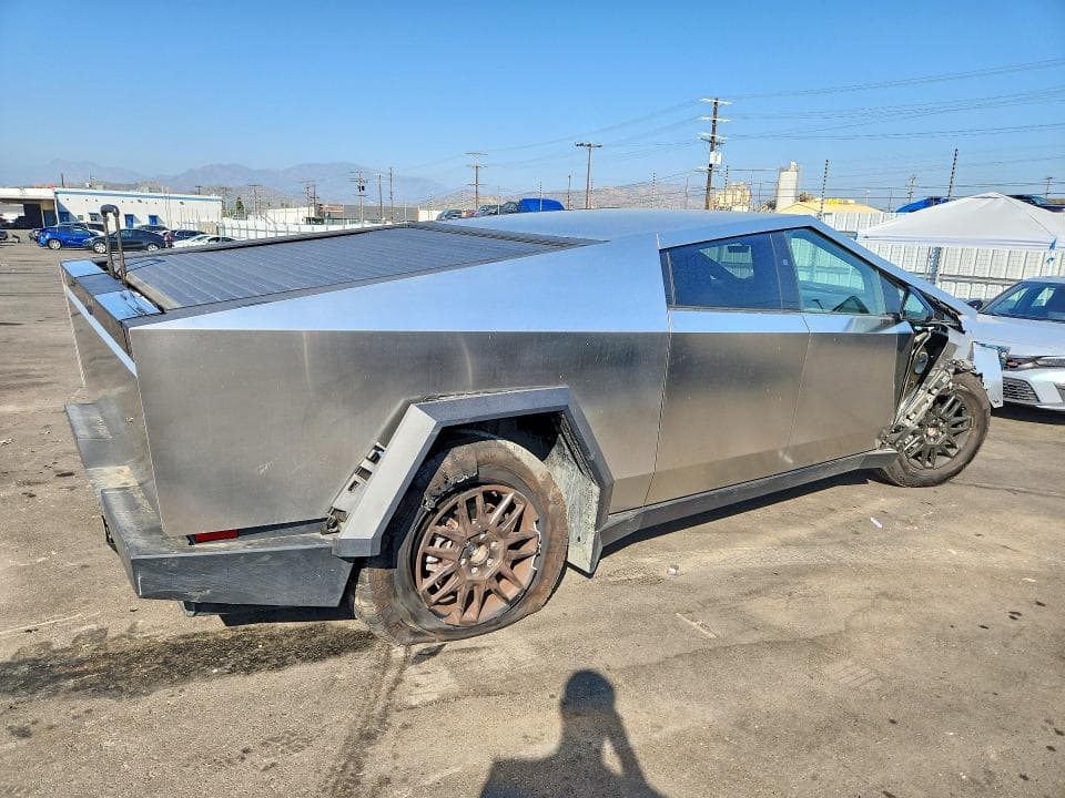 2025 TESLA CYBERTRUCK 3