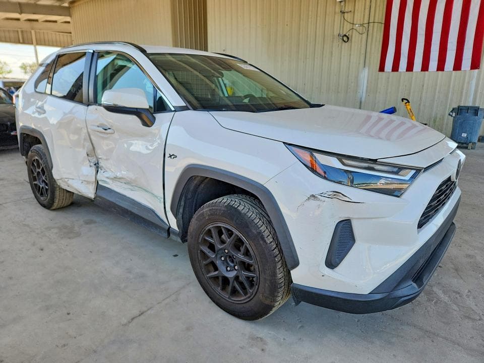 2022 TOYOTA RAV4 XLE 4