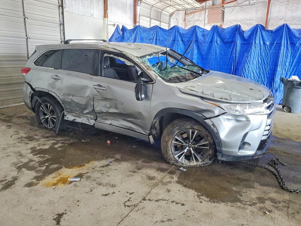2017 TOYOTA HIGHLANDER LE 4