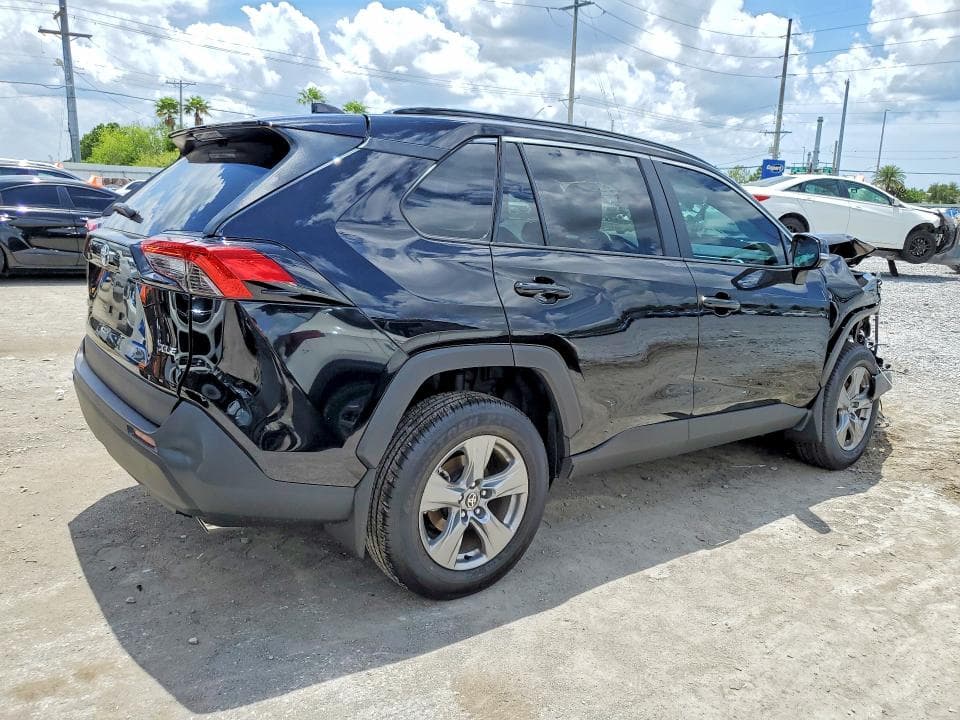 2025 TOYOTA RAV4 XLE 3