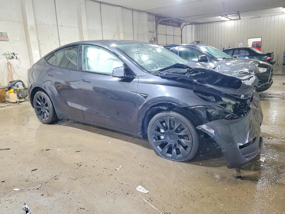 2025 TESLA MODEL Y 4