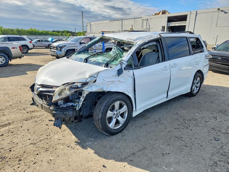 2018 TOYOTA SIENNA LE - 1