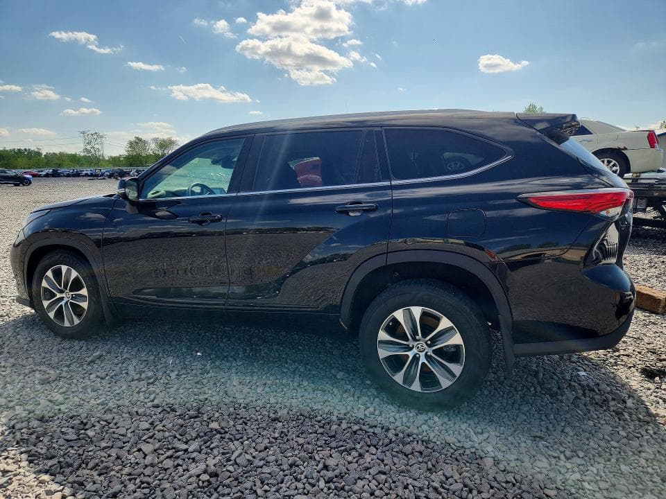 2022 TOYOTA HIGHLANDER XLE 2