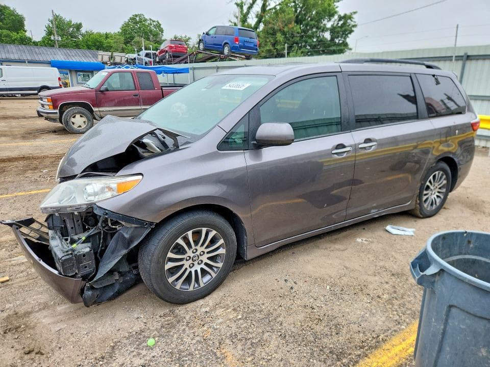 2020 TOYOTA SIENNA XLE 8-PASSENGER