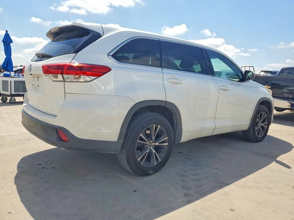 2018 TOYOTA HIGHLANDER LE 3