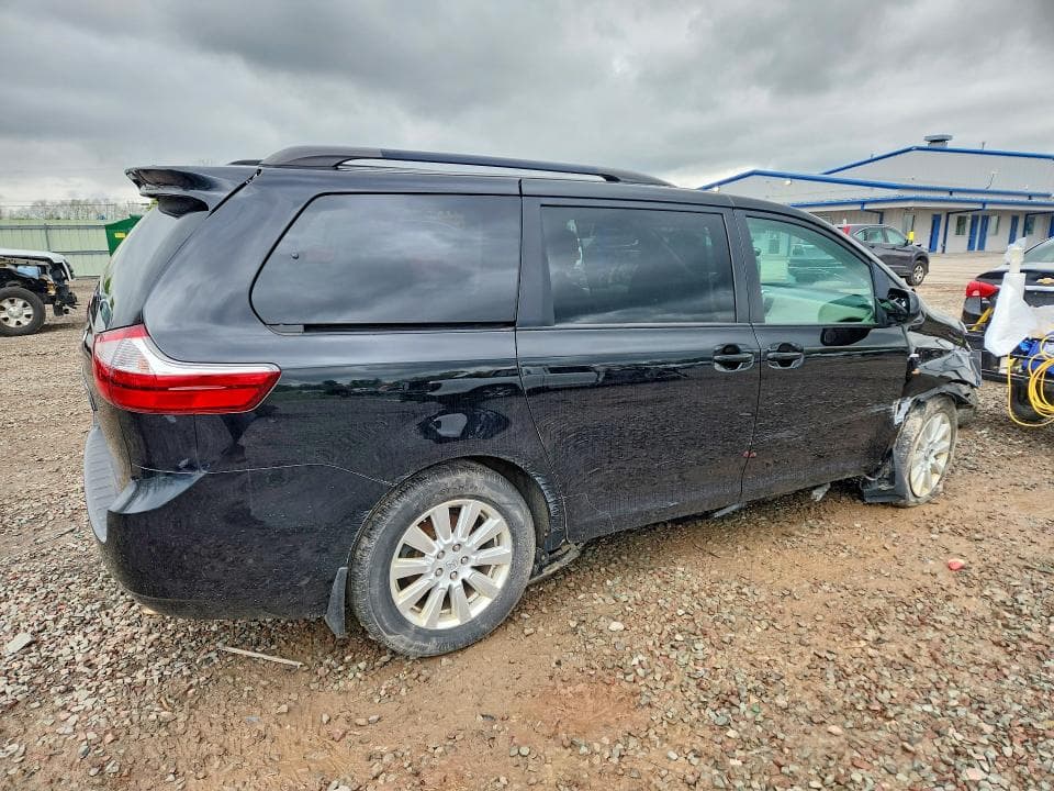 2017 TOYOTA SIENNA LE 3