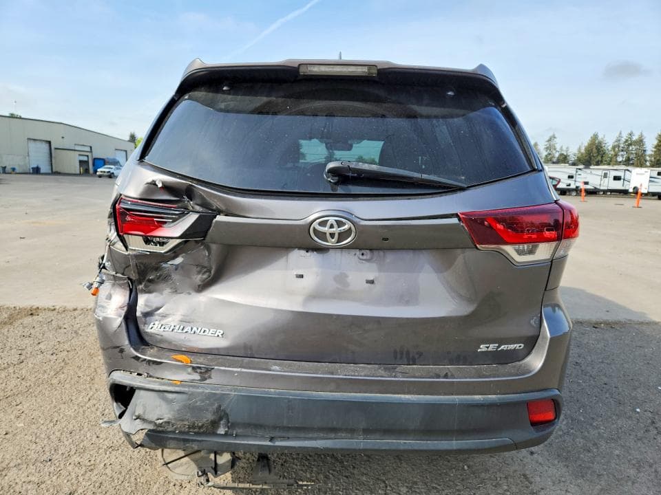 2019 TOYOTA HIGHLANDER SE 11