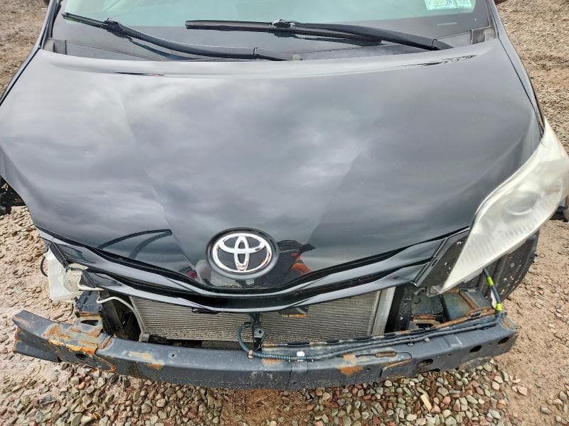 2017 TOYOTA SIENNA LE 12