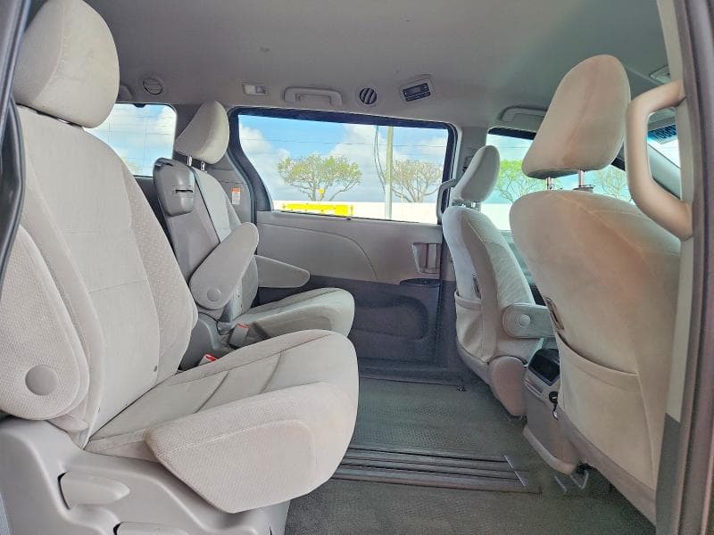 2017 TOYOTA SIENNA LE 11