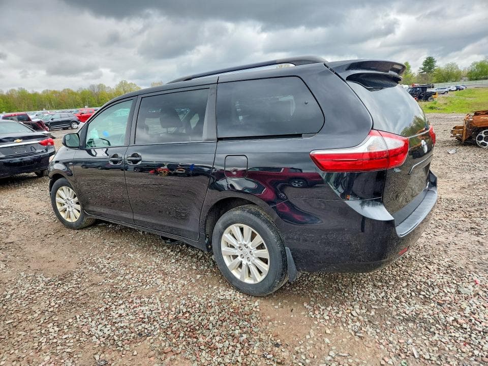 2017 TOYOTA SIENNA LE 2