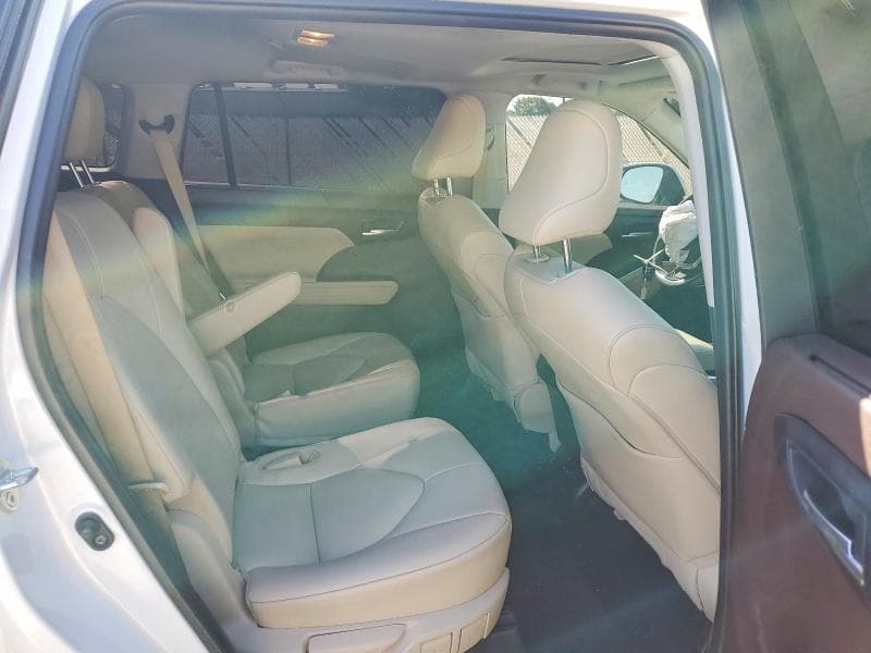 2022 TOYOTA HIGHLANDER XLE 11