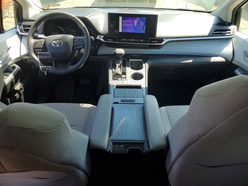 2025 TOYOTA SIENNA LE 8