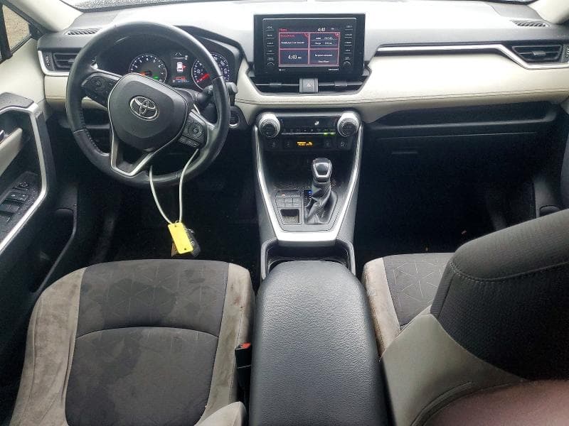 2020 TOYOTA RAV4 XLE 8