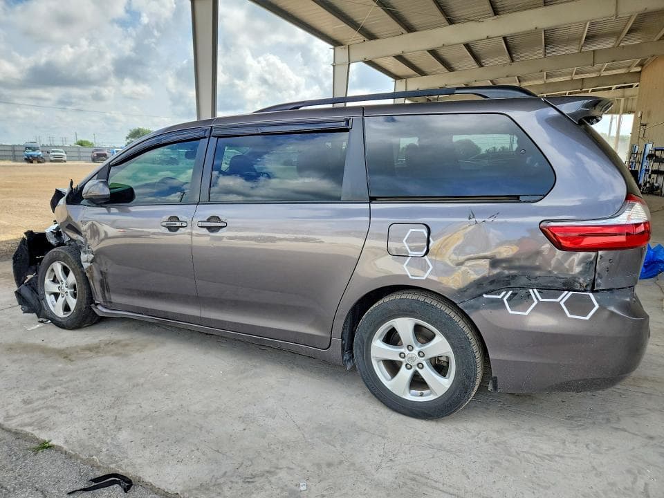 2017 TOYOTA SIENNA LE 2