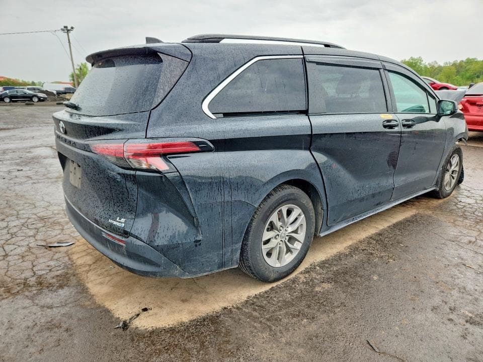 2022 TOYOTA SIENNA LE 3