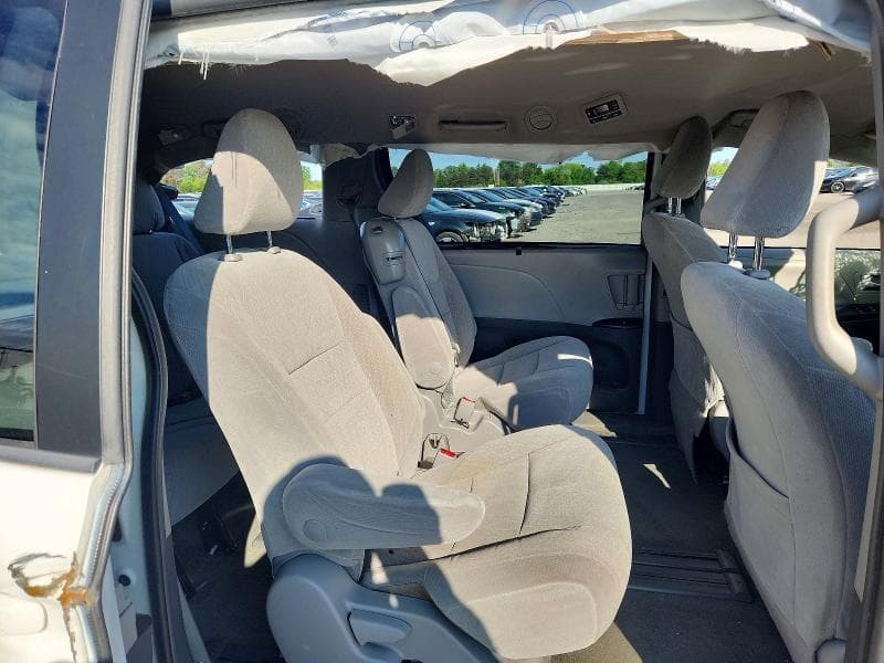 2018 TOYOTA SIENNA LE 11