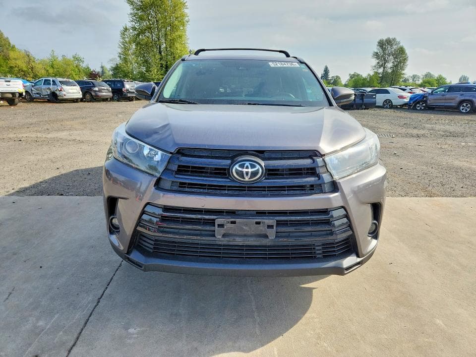 2019 TOYOTA HIGHLANDER SE 9