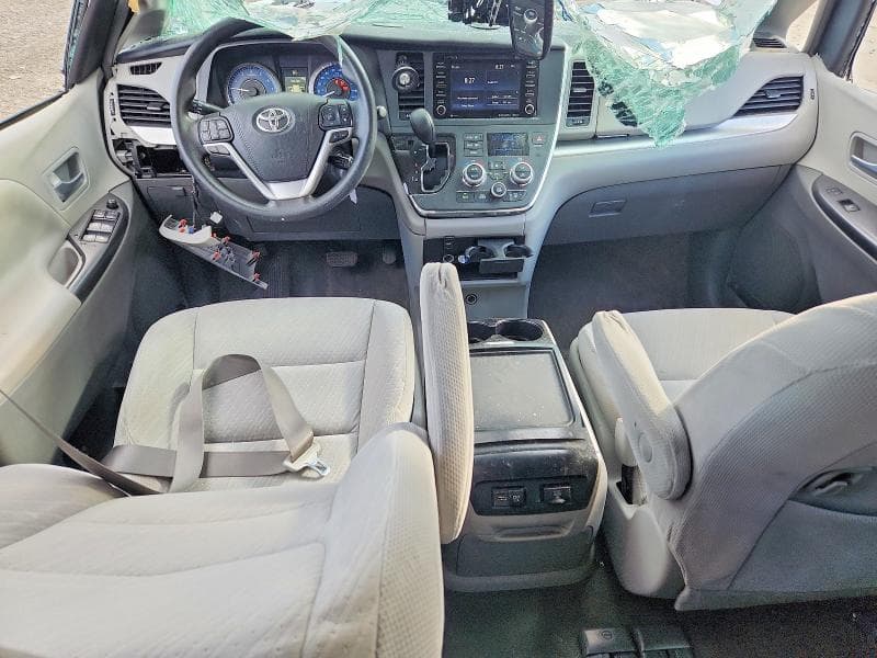 2018 TOYOTA SIENNA LE 8