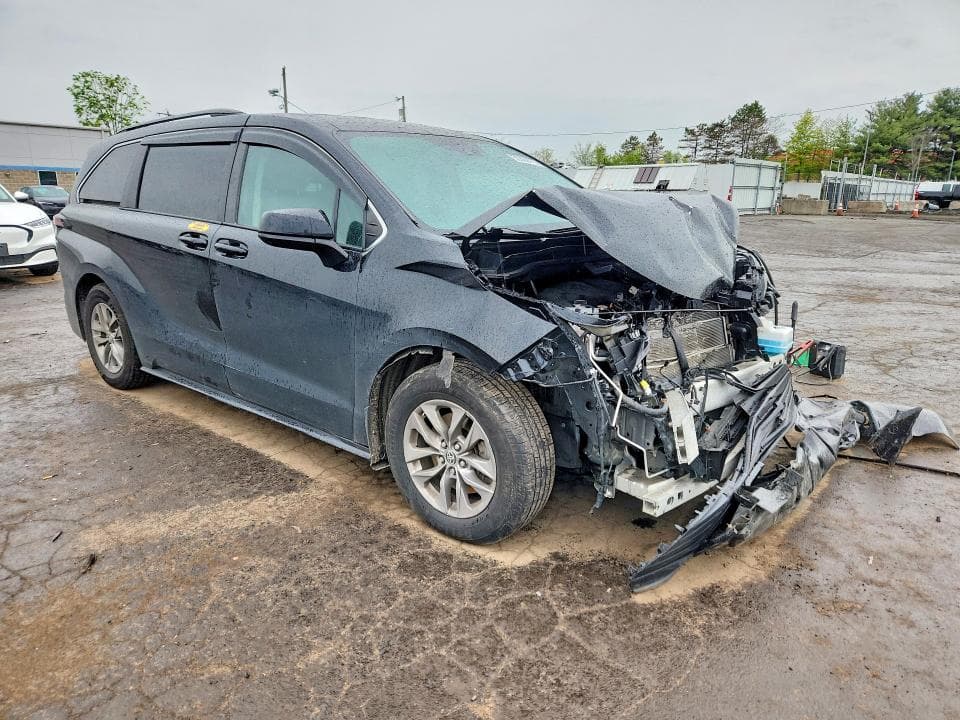 2022 TOYOTA SIENNA LE 4