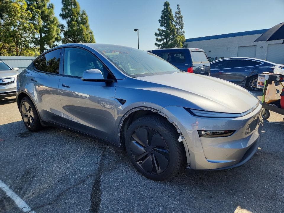 2026 TESLA MODEL Y 4
