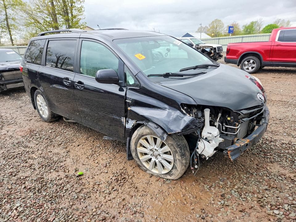 2017 TOYOTA SIENNA LE 4
